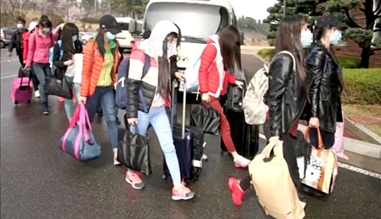 2016年4月7日、北朝鮮レストランから集団脱北した13人が、仁川空港から入国したときのようす。JTBC / YouTube