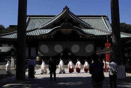 　１０月１６日、菅義偉官房長官は、東京・九段北の靖国神社で１７日から２０日に開催する秋季例大祭に安倍晋三首相が参拝するかどうかについて「総理が適切に判断する」と語った。写真は昨年秋の例大祭（２０１５年　ロイター/Yuya Shino）