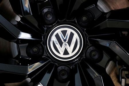 ドイツの自動車大手フォルクスワーゲン（ＶＷ）は２３日、国内西部の複数工場の従業員について今後２年間で約８．５％程度の賃上げを行うことで国内最大の労組、ＩＧメタルと合意した。写真はベルギーのブリュッセルにあるフォルクスワーゲン車ディーラーのショールームで2020年7月に撮影（２０２２年　ロイター／Francois Lenoir）