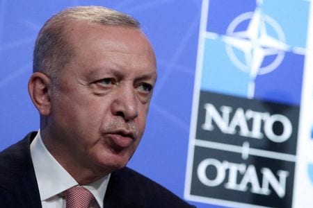 　トルコのエルドアン大統領は５月２１日、北大西洋条約機構（ＮＡＴＯ）に加盟を申請した北欧のスウェーデンとフィンランドの首脳と電話会談し、トルコの安全保障上の懸念について協議した。写真は昨年６月、ブリュッセルで記者会見するエルドアン氏。代表撮影（２０２２年　ロイター）
