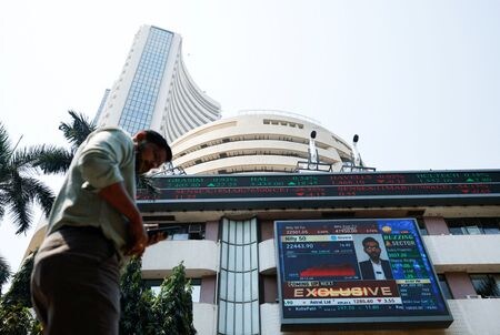 インド準備銀行（中央銀行）は国内への資本流入を促すため、海外の個人投資家による上場企業への投資上限を現在の５％から１０％に引き上げる方針。ボンベイ証券取引所、１１日撮影。（２０２５年　ロイター/Francis Mascarenhas/File Photo）