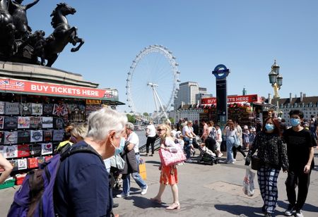 英国で新型コロナウイルス変異株「デルタ」の感染件数が急増し、ジョンソン英首相が目指す６月２１日のイングランドのロックダウン（都市封鎖）の全面解除が実現するかどうかに不透明感が出ている。ロンドン市内のようす。１日撮影（２０２１年　ロイター／John Sibley）