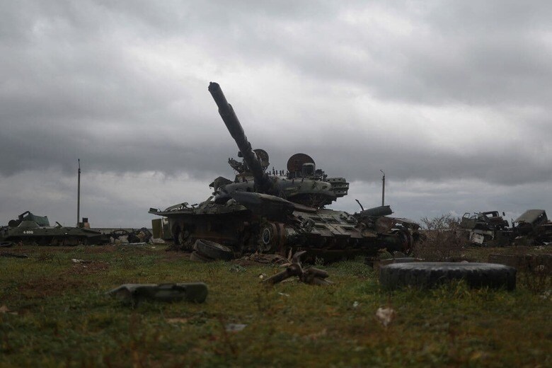 ロシア軍撤退後のへルソンに残されたロシア戦車（11月16日）　Valentyn Ogirenko-Reuters