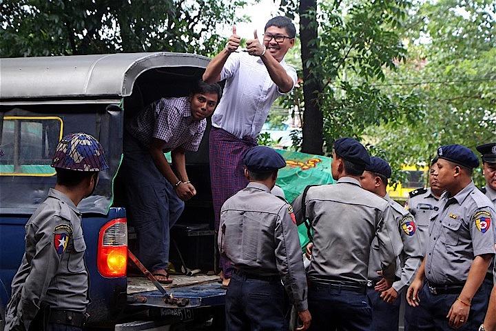 4月15日、米報道界で最高の名誉とされるピュリツァー賞が発表され、ロイターが国際報道とニュース速報写真の2部門を受賞した。写真は2018年8月、ヤンゴンの裁判所に到着したロイターのワ・ロン記者とチョー・ソウ・ウー記者（2019年　ロイター/Myo Kyaw Soe）