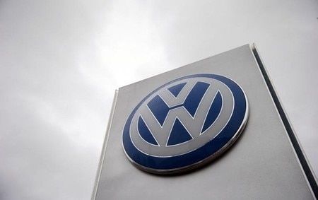 　６月２４日、韓国の裁判所は、独自動車大手フォルクスワーゲン（ＶＷ）の排ガス不正問題に関連し、同社韓国法人の幹部１人を対象とする逮捕状を出した。写真はロンドンで昨年１１月撮影（２０１６年　ロイター/Suzanne Plunkett）