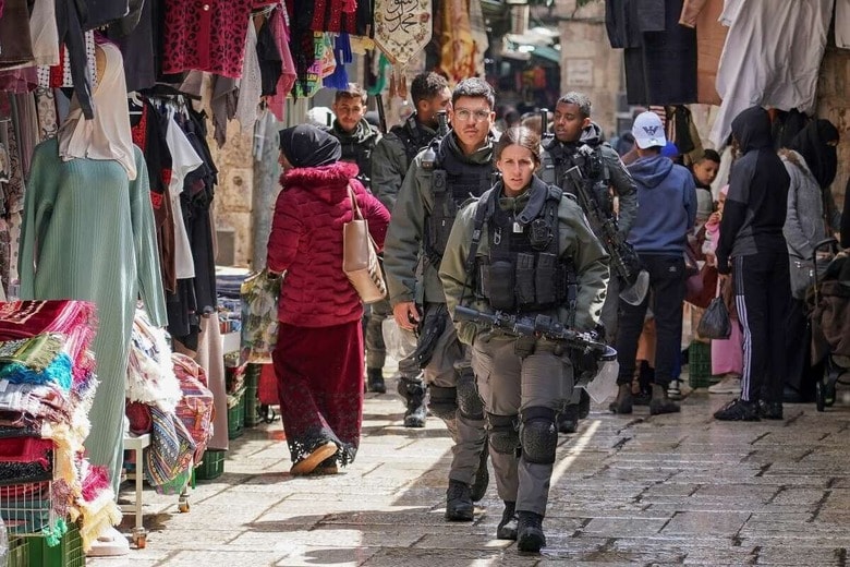 エルサレム旧市街を歩く治安部隊（3月20日、エルサレム、撮影：花井亨）