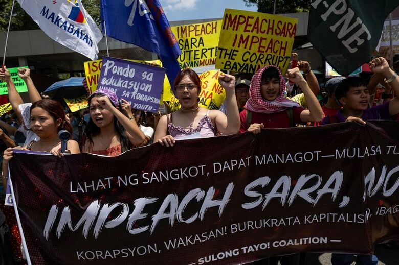 副大統領の弾劾訴追を求めるデモ隊、フィリピン下院近くで11日撮影　REUTERS/Eloisa Lopez