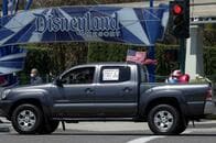 米ディズニーランド従業員が抗議活動　施設内での新型コロナ検査を要求