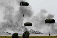 インドネシア、中国との緊張高まる南シナ海南端で大規模演習