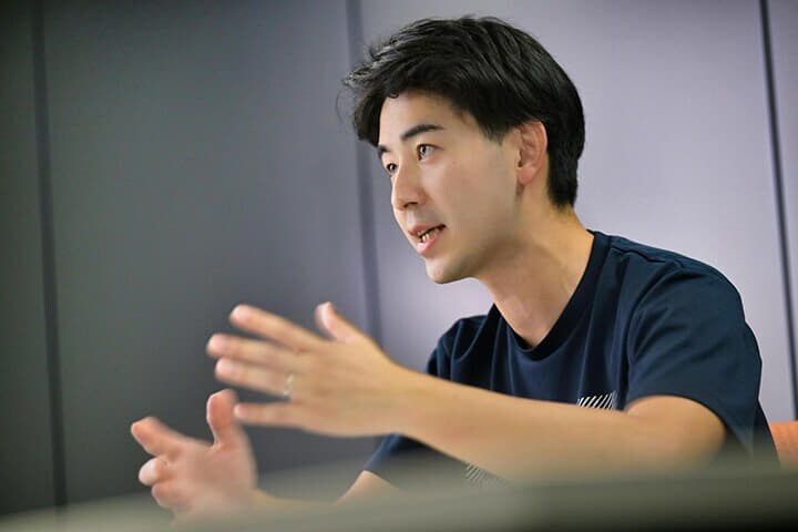 熱心にインタビューに答える坪井氏