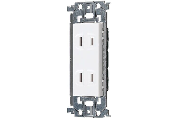 真ん中の差し込み口(白い部分)に使われているのがユリア樹脂