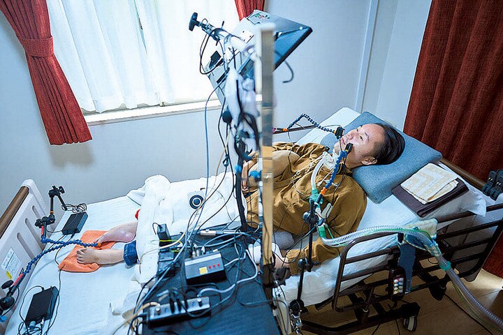 視線や頰のわずかな力で巧みに操作する梶山紘平