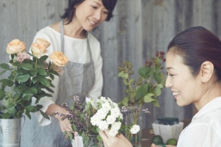フラワーアレンジメントをする女性たち