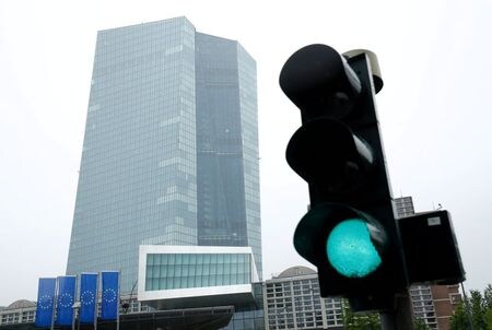 欧州中央銀行（ＥＣＢ）のパネッタ専務理事は、各国政府が歳出プログラムによってリセッション（景気後退）から抜け出せるように、ＥＣＢは金利を極めて低い水準に維持する必要があるとの見解を明らかにした。写真は独フランクフルトの本部、７月撮影（２０２０年　ロイター／Ralph Orlowski）