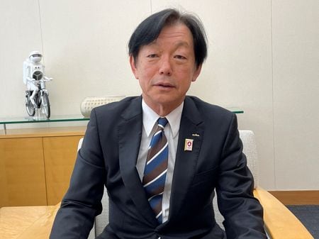 ２月２０日、村田製作所の中島規巨社長はロイターとのインタビューで、２０２７年度までの中計期間中に１０００億円を超える規模のＭ＆Ａ（合併・買収）を検討していることを明らかにした。これまでは技術をベースにしたＭ＆Ａが主だったが、次期３カ年期間中にはビジネスを獲得することで、企業のスケールを大きくしていきたいとした。（２０２５年　ロイター/Ritsuko Shimizu）