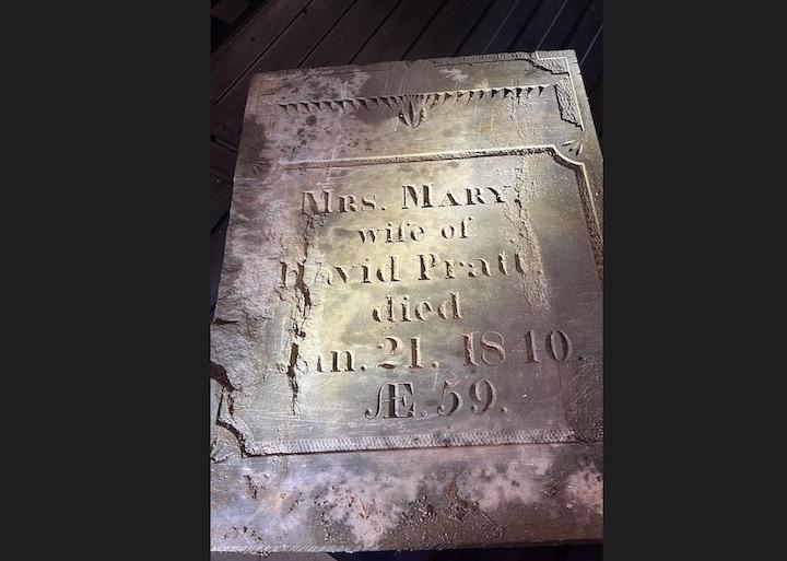 アメリカ・メイン州の田舎道の路上に19世紀の墓石がこつ然と現れた......   CITY OF WESTBROOK POLICE-Facebook