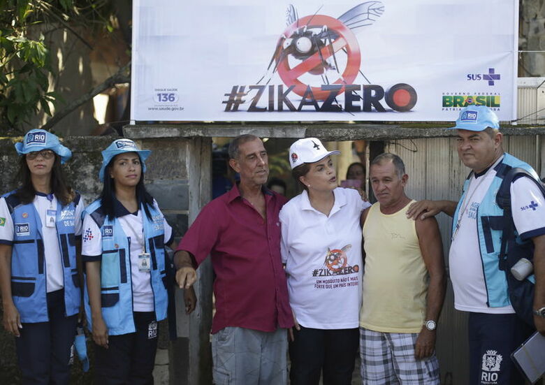 ２月１３日、ブラジル政府は、同国で猛威をふるうジカ熱の撲滅キャンペーンを全土で開始した。写真中央の女性はジルマ・ルセフ大統領。リオデジャネイロで撮影（２０１６年　ロイター/Ricardo Moraes）