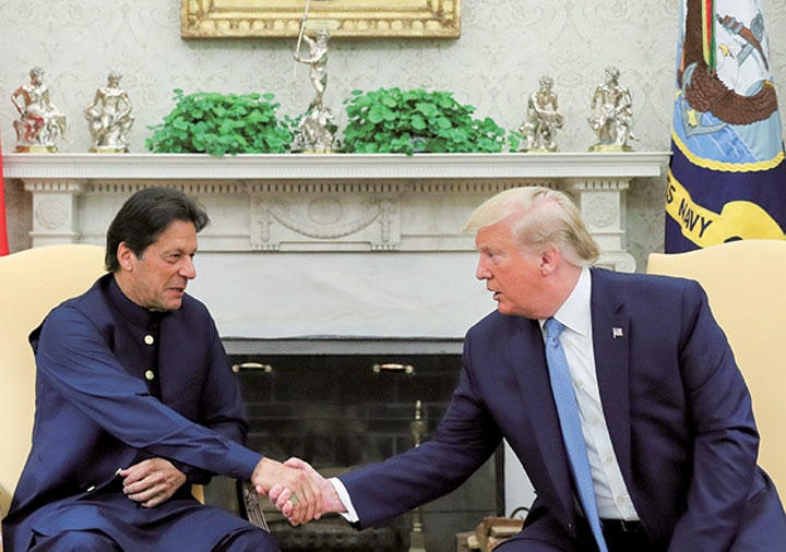 パキスタンのカーン首相とトランプが急接近　Jonathan Ernst-REUTERS