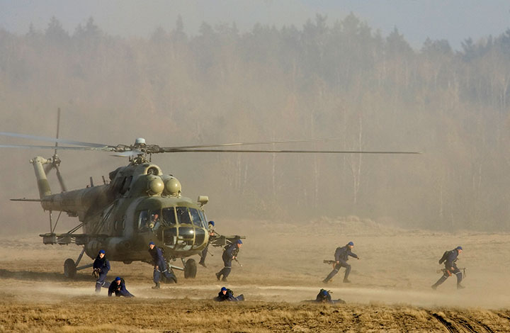 ロシアとベラルーシの合同演習にNATO加盟国は神経を尖らせる（写真は2008年に実施されたロシアとベラルーシの合同演習）　Vasily Fedosenko-REUTERS