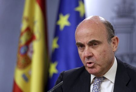 スペインのデギンドス経済相は６日、５日のギリシャ国民投票では緊縮策反対派が多数を占めたものの、通貨ユーロへの加盟は不可逆でありギリシャはユーロ圏にとどまるべきだとの考えを表明した。写真は、スペインのデギンドス経済相、６月撮影（２０１５年　ロイター／Andrea Comas）