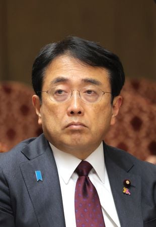 　１１月１５日、 赤沢亮正財務副大臣（写真）は、日銀の金融政策に関し、「イールドカーブ・コントロール（ＹＣＣ）の柔軟な運用のもとで（金融緩和を）粘り強くやっていくという説明をされていることについては、よく理解している」と述べた。参院財政金融委員会で１４日撮影（２０２３年　時事通信）