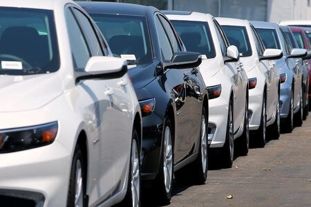 　４月３日、自動車メーカー各社が公表した３月の米新車販売は、堅調な国内景気や大幅値引きを追い風に増加した。写真はカリフォルニア州で昨年６月撮影（２０１８年　ロイター/Mike Blake）