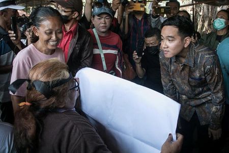 ２０２４年２月のインドネシア大統領選に出馬予定のプラボウォ国防相（７２）は２２日、ジョコ大統領の長男ギブラン氏（３６）を副大統領候補にすると発表した。写真は、２０２３年１０月１６日にインドネシア・ジャワ州の集会に参加したギブラン氏（右側）。（２０２３年　ロイター／Antara Foto/Mohammad Ayudha/via REUTERS ）