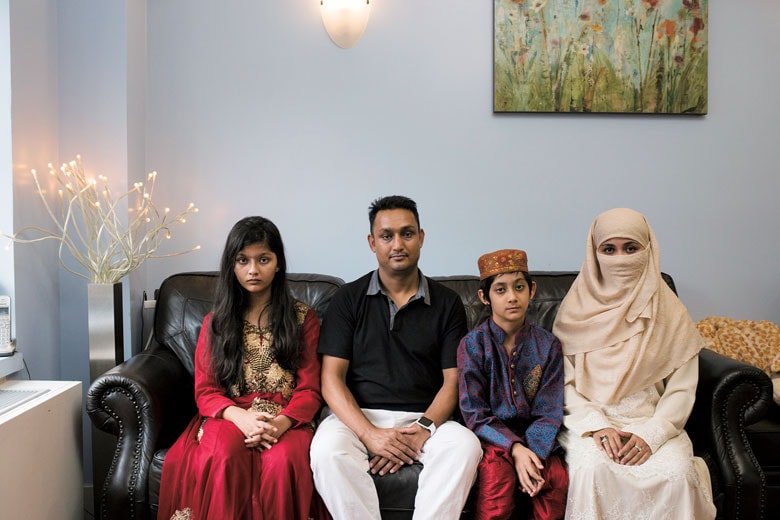 <strong>ヤシン・ハック（37）</strong>　ニューヨーク市の更生施設勤務――妻のナシマ（34）、娘のインシア（11）、息子のリハーブ（9）と共に。ベンガル人のイスラム教徒で、米市民権を取得した。夫婦2人ともクリントンに投票予定だ。「究極の選択だがヒラリーのほうが多様性を認めている」とヤシン。ナシマは「最近はベールを着けていると変な目で見られる。たぶんトランプのイスラム教徒に対する発言のせい」と語る