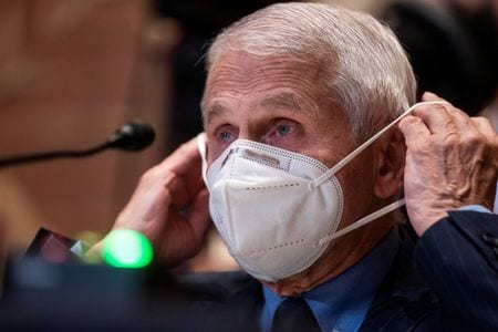 　米国立衛生研究所（ＮＩＨ）は、政権の医療顧問トップを務めるファウチ国立アレルギー感染症研究所長が６月１５日に新型コロナウイルスの陽性反応を示したと発表した。５月１７日、ワシントンで代表撮影（２０２２年　ロイター）