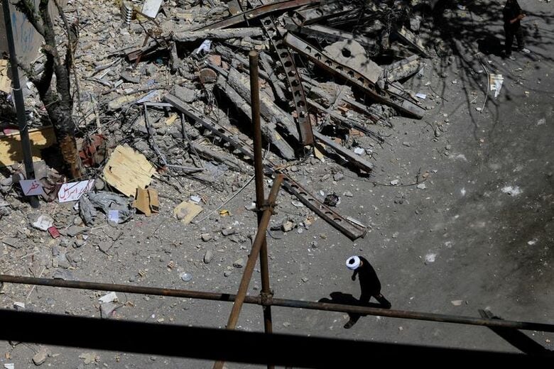 空爆により損壊した住宅、テヘランで３月４日撮影　REUTERS/Thaier Al Sudani