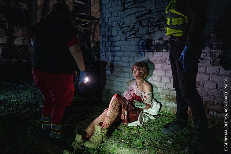 「単写真（欧州）」部門 『ロシアのキーウ爆撃』 »Evgeniy Maloletka　ロシアによる爆撃で甚大な被害を受けた自宅そばに座り込むウクライナの女性（65）。昨年4月24日、ミサイルとドローンが首都キーウの少なくとも５つの住宅街を爆撃し、13人が死亡、90人が負傷した。激しい空爆が市民生活を破壊し続けている