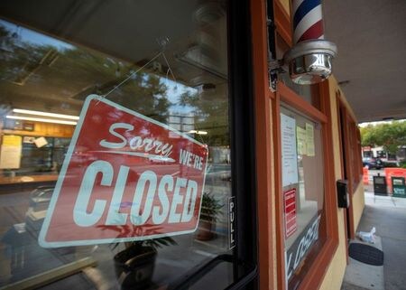 米労働省が７日発表した４月の雇用統計は、非農業部門雇用者数が前月比２６万６０００人増と、市場予想の９７万８０００人増を大幅に下回る伸びとなった。写真は昨年１２月、カリフォルニア州で撮影（２０２１年　ロイター／Mike Blake）