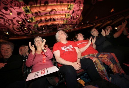 　８日、欧州連合（ＥＵ）離脱で揺れる英国で、来月１２日の総選挙を前にジョンソン首相率いる保守党の支持率が横ばいの４０％となった一方、野党・労働党の支持率が１％ポイント上昇し３０％となったことが、パネルベースの世論調査で明らかになった。写真は労働党の支持者。１１月７日撮影（２０１９年　ロイター/Jon Super）