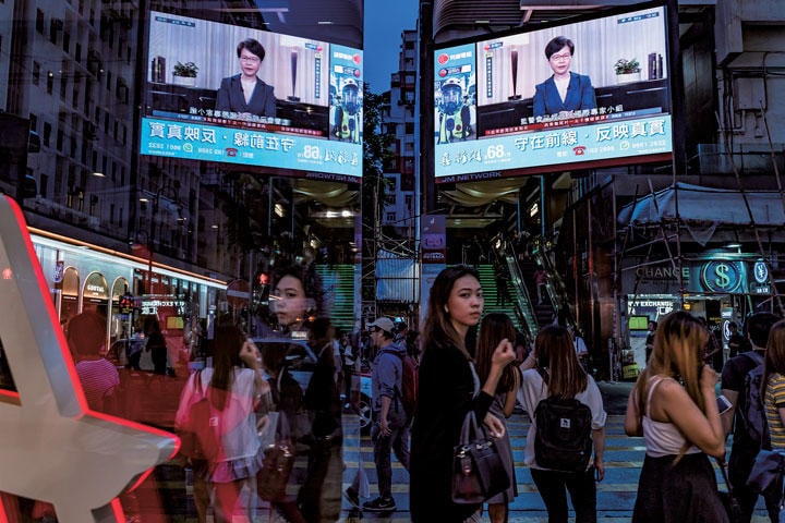林鄭行政長官が条例改正案撤回を発表する姿はテレビ放送された　ANTHONY KWAN/GETTY IMAGES