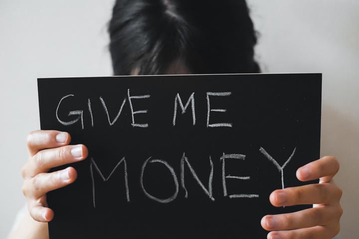 現在の日本のインフレは景気拡大に伴う物価上昇ではなく、消費者にはあまりメリットがない　H86-iStock