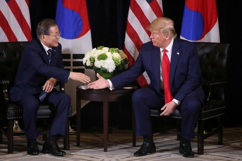 米国のライトハイザー通商代表部（USTR）代表とパーデュー農務長官は19日、韓国が過去最大規模に達する米国産コメの受け入れに合意したと発表した。写真は韓国の文在寅大統領（左）とトランプ米大統領。9月23日、ニューヨークの国連本部で撮影（2019年　ロイター/Jonathan Ernst）