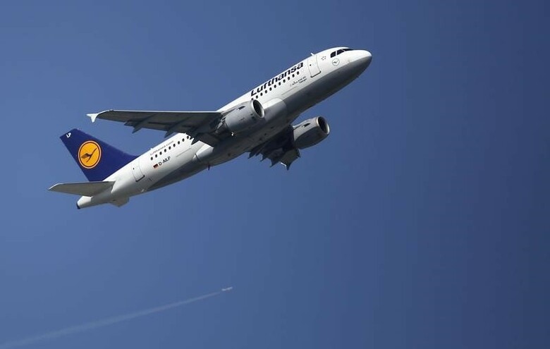 ４月１０日、金融などの分野で革命を起こしてきたブロックチェーン技術は、旅行業界も大きく揺るがす力を秘めている。写真は２０１３年２月、フランクフルト空港を離陸するルフトハンザ機（２０１８年　ロイター/Lisi Niesner）