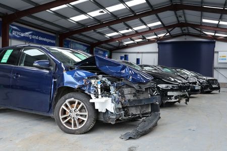 　３月２０日、電気自動車（ＥＶ）の多くは、事故によりバッテリーに軽微な損傷があっただけでも修理や評価が不可能になる。保険会社としては、たいした距離も走っていない車両を全損扱いとせざるをえない。写真は事故で損壊したＥＶ。英ドンカスターで撮影、撮影日不明（２０２３年　ロイター/Synetiq）