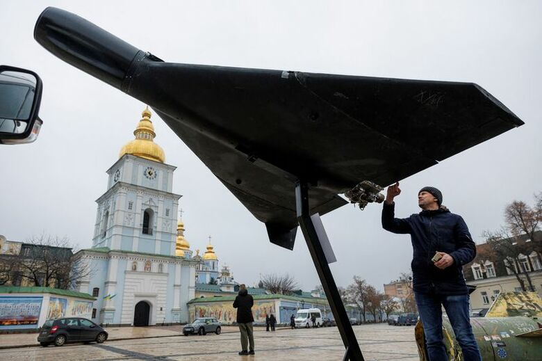 写真はキーウの聖ミハイル大聖堂前に展示されたロシアとイランの無人機（ドローン）「シャヘド」と、それに触れる住民。2025年11月、キーウで撮影。REUTERS/Valentyn Ogirenko