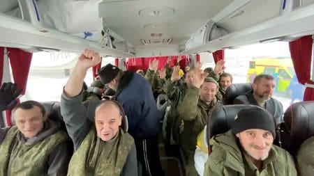 　ウクライナとロシアは４日、合わせて２００人近い捕虜を交換したと発表した。ウクライナ東部で人道支援活動中に殺害されたとされる英国人ボランティア２人の遺体もロシアからウクライナに移送された。写真はロシア国防省が公表した解放されたロシア兵の動画の一部（２０２３年　ロイター）