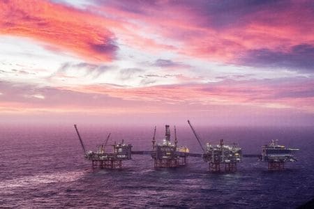 アジア時間の原油先物は上昇。米インフレ指標を受けて連邦準備理事会（ＦＲＢ）の利上げ観測が後退した。写真は２０２０年７月、北海で撮影（２０２３年　Carina Johansen/NTB Scanpix/via REUTERS）