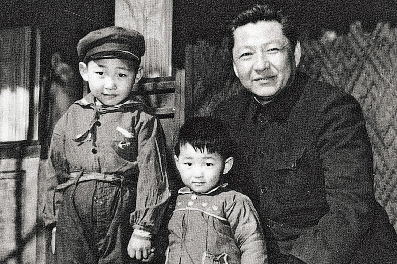 当時の家庭では厳しい子育てが一般的だった。習近平（左端）と弟の遠平、父の仲勲（1958年）　XI ZHONGXUN HUACE