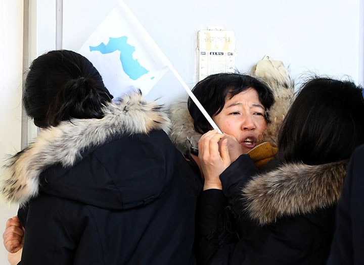 北朝鮮に帰る「美女楽団」を国境で待ち構え、韓国当局に取り押さえられた脱北女性（2月12日）　Jung Yeon-je-REUTERS