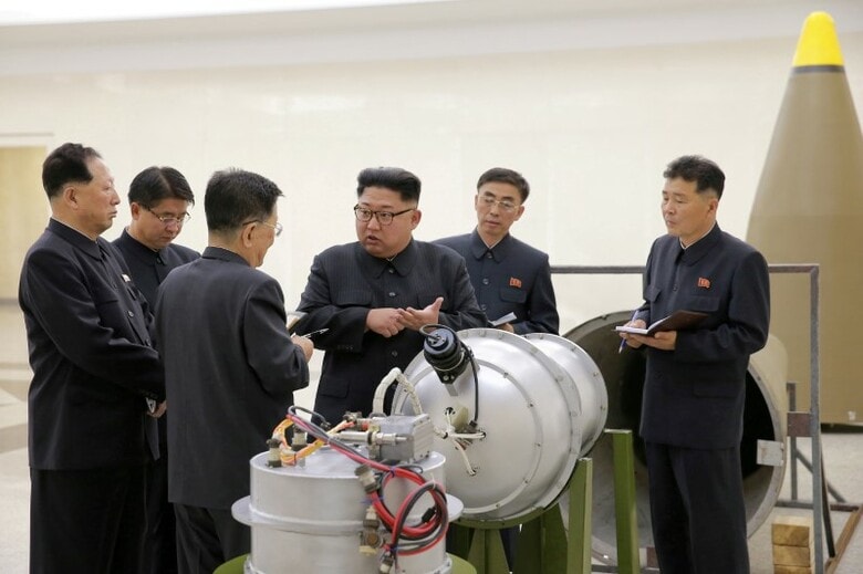 　１１月１７日、北朝鮮の韓大成（ハン・デソン）駐ジュネーブ国際機関代表部大使はロイターとのインタビューに応じ、米韓合同軍事演習が続く限り、米国と交渉するつもりはないと言明した。写真は北朝鮮の核兵器関連施設を視察する金正恩・朝鮮労働党委員長。撮影日不明。提供写真（２０１７年　ロイター/KCNA）