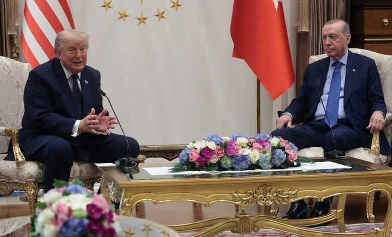 トランプ米大統領とトルコのエルドアン大統領。アンカラで７日撮影。REUTERS/Jonathan Ernst