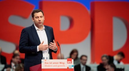 　１２月１８日、ドイツの社会民主党（ＳＰＤ）の幹部は、メルケル首相率いる与党キリスト教民主・社会同盟（ＣＤＵ・ＣＳＵ）との連立協議について、主要な選挙公約で譲歩すれば党内の承認は得られないとの考えを示した。写真はＳＰＤのクリングバイル幹事長。ベルリンで８日撮影（２０１７年　ロイター／Hannibal Hanschke）