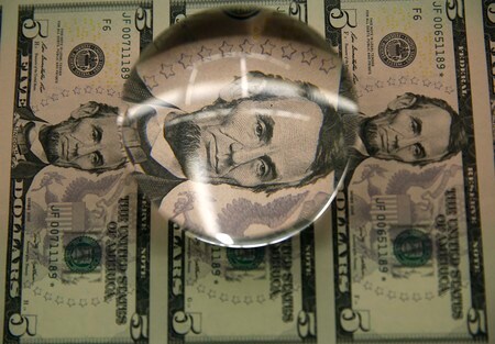 　１１月２７日、為替スワップ取引で、年末越えのドル調達コストが急騰している。年末越えのドル資金需要が高まるためベーシスは毎年この時期に上昇しやすいが、今年は季節要因によるものだけではないとの声も出ている。写真はワシントンで２０１５年３月撮影（２０１９年　ロイター／Gary Cameron）