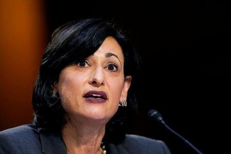 米疾病対策センター（ＣＤＣ）は１３日、新型コロナウイルスを巡る指針を改定し、ワクチン接種を完了した人は屋外および屋内の大半の場所で、マスクの着用は不要との認識を示した。写真はＣＤＣのワレンスキー所長。３月１８日撮影（２０２１年　ロイター/Susan Walsh）