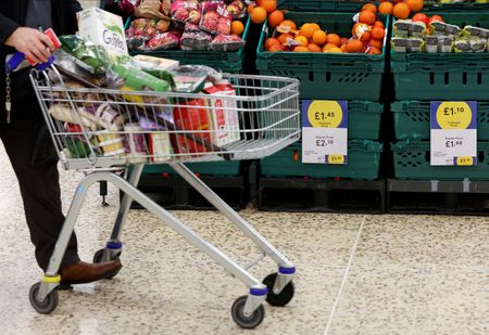 　８月１４日、英国立統計局（ＯＮＳ）が発表した７月の消費者物価指数（ＣＰＩ）は前年同月比２．２％上昇し、６月から伸びが加速した。写真はロンドンで２０２２年２月撮影（２０２４年　ロイター／Paul Childs）