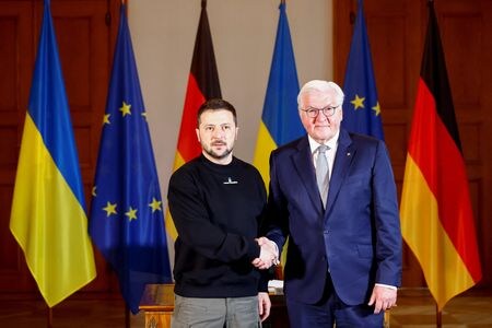 　５月１４日、ウクライナのゼレンスキー大統領はドイツを訪問し、ショルツ首相と会談した。会談後の共同会見で今年中にロシアの敗北を決定づけることができる、と自信を示した。写真はドイツのシュタインマイヤー大統領（右）と握手するゼレンスキー氏。ベルリンで撮影（２０２３年　ロイター／Michele Tantussi）